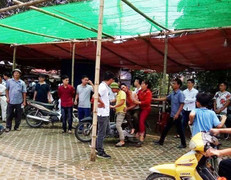 Nhóm côn đồ 7 người đi vệ sinh chỉ trả 5 nghìn đồng, còn dìm chủ nhà xuống ao