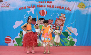 Ảnh: Học sinh mầm non Hà thành biểu diễn thời trang tái chế kêu gọi bảo vệ môi trường