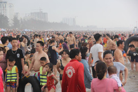 Biển Sầm Sơn đục ngầu, hàng vạn người vẫn chen chúc xuống tắm