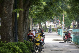 Nắng nóng quay lại Bắc Bộ, Nam Bộ mưa dông diện rộng