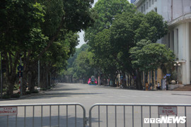 Hà Nội nắng như đổ lửa, phố đi bộ Hồ Gươm vắng tanh dịp cuối tuần