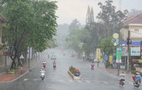 Mưa dông diện rộng bao trùm Bắc Bộ, nhiệt độ giảm mạnh