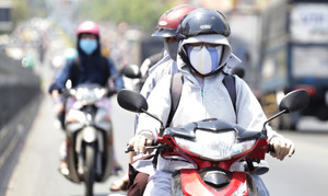 Bắc và Trung Bộ ngày nắng nóng như thiêu như đốt, tối mưa dông lốc sét