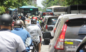 Ảnh: Đường phố Thủ đô ùn tắc khủng khiếp sau tai nạn 2 người chết trên cầu Thanh Trì