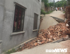 'Hố tử thần' nuốt trọn đường, kéo ngôi nhà 2 tầng sụt lún 4m ở Hà Nội