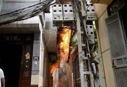 Ngôi nhà cấp 4 bốc cháy dữ dội, lan sang 5 căn nhà trong ngõ Thủ đô