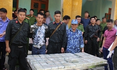 Triệt phá vụ vận chuyển 100 bánh heroin ở Hoà Bình