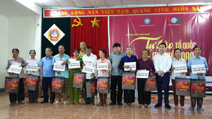 Tổng Giám đốc Đài Tiếng nói Việt Nam trao quà cho các gia đình chính sách ở Nghệ An