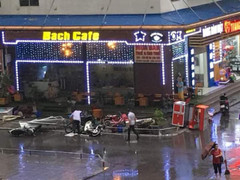 Mưa dông thổi bay người, quật ngã nhiều xe cộ, cây xanh ở Hà Nội