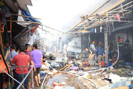 Chợ Tó ở ngoại thành Hà Nội bốc cháy, nhiều gian hàng bị thiêu rụi