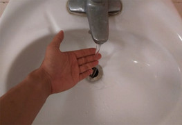 Người Hà Nội hoang mang vì nước sinh hoạt nồng nặc mùi khó chịu, VIWACO nói gì?