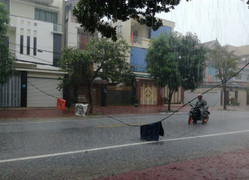 Bắc Bộ ngày nắng, mưa lớn ở Trung Bộ kéo dài hết hôm nay