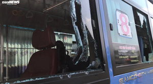 Nhóm côn đồ cầm mã tấu đập phá xe buýt ở TP.HCM