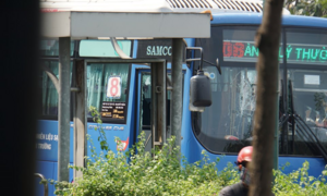 Côn đồ cầm mã tấu đập phá xe buýt: Nghi do mâu thuẫn sau va chạm giao thông