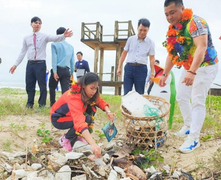 Nữ hoàng điền kinh Nguyễn Thị Thanh Phúc cùng diễn viên Lý Hùng 'nói không với rác thải nhựa'