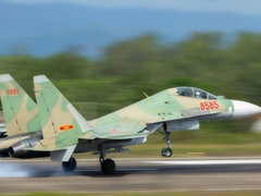 'Hổ mang chúa' Su-30MK2 tập luyện nhào lộn trên bầu trời Biên Hoà