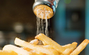 6 dấu hiệu cảnh báo bạn đang ăn quá mặn