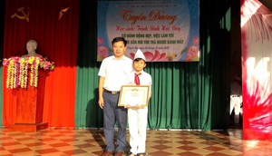 Khen thưởng nam sinh lớp 6 có hành động đẹp khi nhặt được của rơi