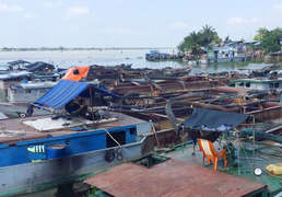 Bắt 20 tàu thuyền khai thác cát trái phép trên sông Tiền trong đêm