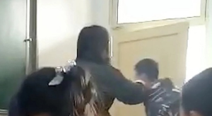 Tát học sinh 8 cái, cô giáo bị đình chỉ