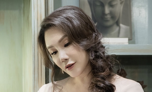 Hồ Quỳnh Hương nhận giải thưởng từ Hội kỷ lục gia Việt Nam