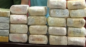 Vây bắt hai người Lào vận chuyển trái phép 30 bánh heroin và 18kg ma túy đá 