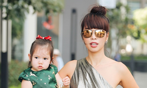 Con gái siêu mẫu Hà Anh diện đồ sành điệu, cực đáng yêu khi dạo phố cùng mẹ