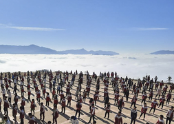 Đẹp ngỡ ngàng hình ảnh học trò Hà Giang tập thể dục giữa biển mây 