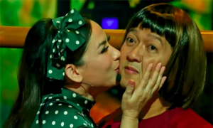 Trường Giang tái mặt khi được Phi Nhung ôm hôn trước hàng nghìn khán giả