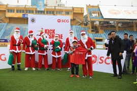 Dàn sao Hà Nội FC hóa thân thành ông già Noel, tặng quà 130 cầu thủ nhí