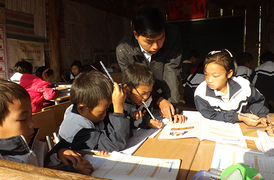 Thưởng Tết giáo viên vùng cao: Người được một triệu đồng, người nhận bánh chưng, con gà