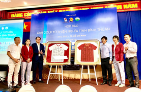 Áo đấu của tuyển bóng đá nữ có chữ ký của Thủ tướng Nguyễn Xuân Phúc được đấu giá tại giải golf từ thiện Bình Thuận