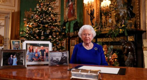 Tranh cãi khi ảnh con trai và vợ chồng cháu trai 'biến mất' trên bàn làm việc của Nữ hoàng Anh