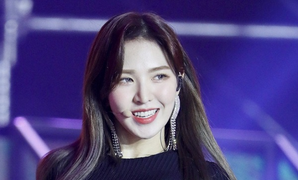 Thành viên nhóm Red Velvet bị thương ở mặt, gãy xương chậu vì ngã khỏi sân khấu