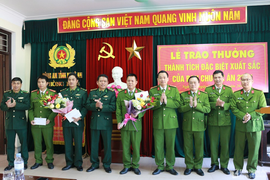 Khen thưởng ban chuyên án bắt 5 người Lào đưa 30 bánh heroin và 18kg ma túy đá vào Việt Nam