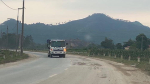 Hà Nội: Dân thu lều bạt, mở đường vào bãi rác Nam Sơn