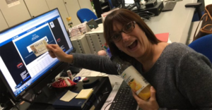 Nữ phóng viên tuyên bố nghỉ việc ngay trên sóng truyền hình vì tưởng trúng xổ số giải đặc biệt