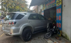 Xe Fortuner tông liên hoàn rồi lao vào nhà dân, 4 người thoát chết