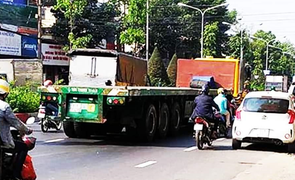 Xe container tông thiếu úy công an thiệt mạng