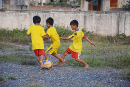Cứu sống bé trai 13 tuổi bị sút bóng vào bụng, ngừng tuần hoàn nguy kịch