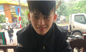 Chàng trai dân tộc đứng trong mưa rét đợi trả ví cho người đánh rơi