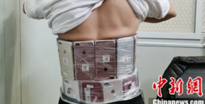 Giấu 'bộ giáp' 90 chiếc Iphone trong người để qua mắt hải quan