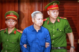 Video: An ninh thắt chặt tại phiên toà xét xử ông Nguyễn Hữu Tín và 4 bị cáo