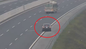 Clip: Cận cảnh xe ô tô liều lĩnh đi lùi 6km trên cao tốc Hà Nội - Hải Phòng