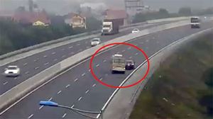 Xe hơi đi lùi 6km trên cao tốc Hà Nội - Hải Phòng suýt bị xe khách tông bay