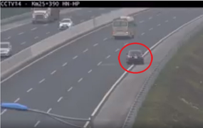 Tước giấy phép 2 tháng, phạt 1 triệu đồng tài xế xe hơi đi lùi 6km trên cao tốc