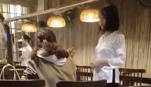 Nữ thực khách đòi đuổi việc nhân viên nhà hàng vì đĩa rau có hành