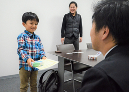 Cậu bé 6 tuổi chỉ ra nhiều lỗi sai trên biển báo xe buýt