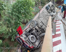 Lật xe chở học viên lớp cao cấp chính trị, nhiều người bị thương 