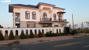 Cận cảnh biệt thự nguy nga của Bí thư huyện ở Bình Phước vừa bị cướp 'ghé thăm'